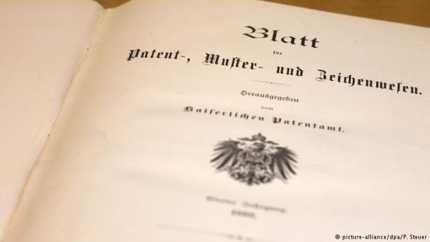 اختراع دستمال کاغذی چگونه و در کدام کشور انجام شد ؟ 2 اختراع دستمال کاغذی