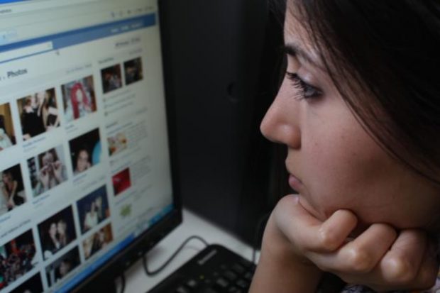 عوارض استفاده مداوم از شبکه های اجتماعی در دختران
