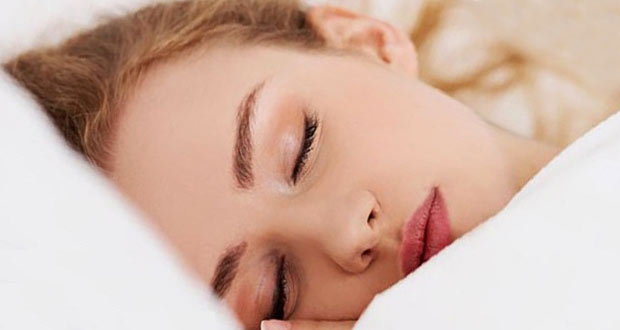 عوارض پوستی خوابیدن با آرایش