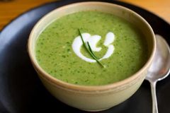 طرز تهیه سوپ اسفناج با خامه
