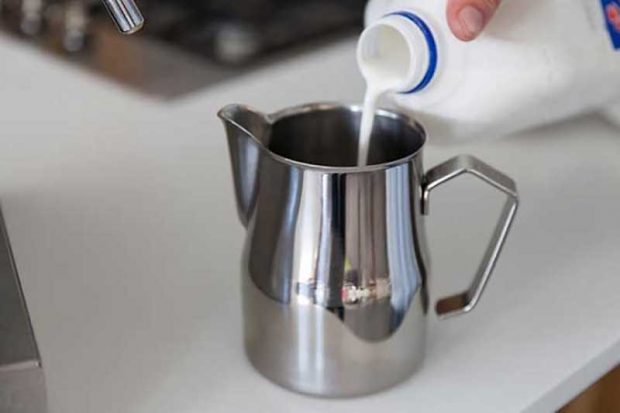 طرز تهیه کف شیر یا فوم بصورت کاملا حرفه ای 4 طرز تهیه کف شیر