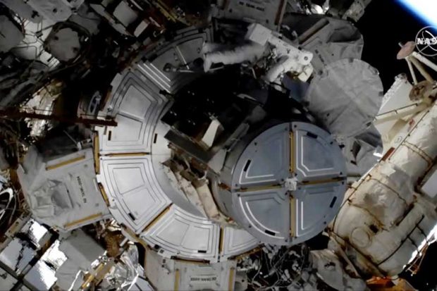 راهپیمایی فضایی زنانه برای تغییر باتری ایستگاه فضایی بین المللی 2 راهپیمایی فضایی زنانه