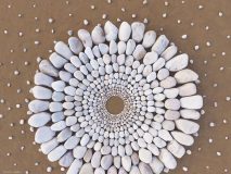چینش هنرمندانه و هندسی سنگ