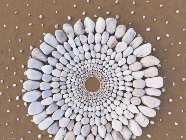 چینش هنرمندانه و هندسی سنگ