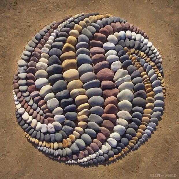 چینش هنرمندانه و هندسی سنگ