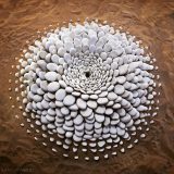چینش هنرمندانه و هندسی سنگ