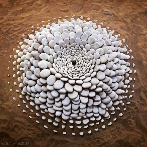چینش هنرمندانه و هندسی سنگ