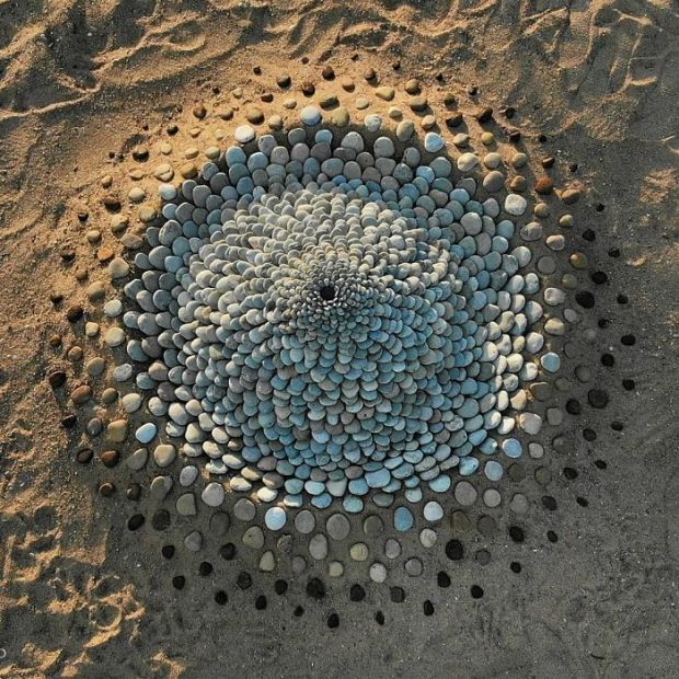 چینش هنرمندانه و هندسی سنگ