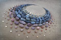 چینش هنرمندانه و هندسی سنگ