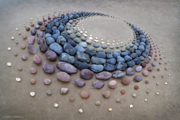 چینش هنرمندانه و هندسی سنگ