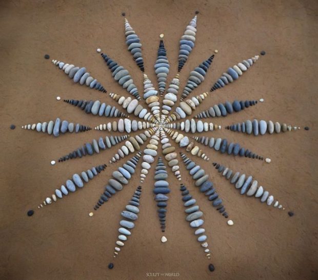 چینش هنرمندانه و هندسی سنگ