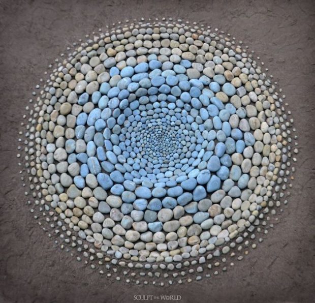 چینش هنرمندانه و هندسی سنگ