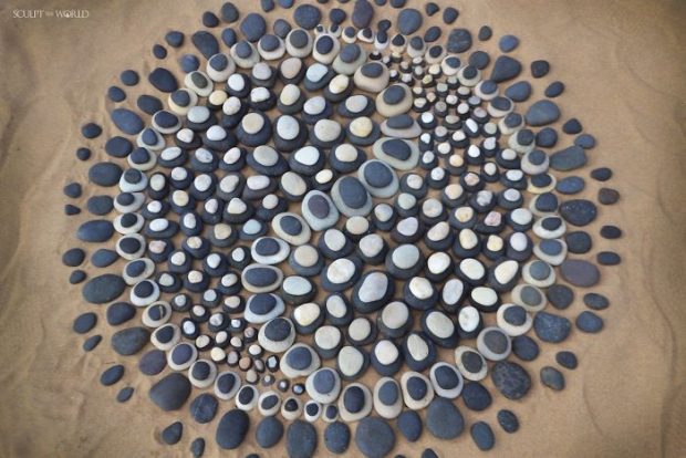 چینش هنرمندانه و هندسی سنگ