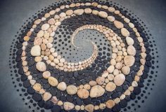 چینش هنرمندانه و هندسی سنگ