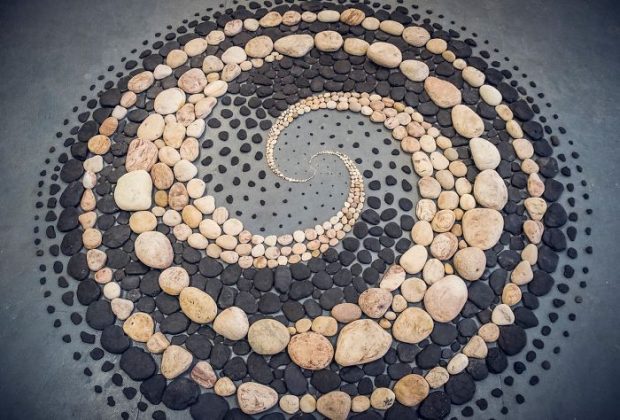 چینش هنرمندانه و هندسی سنگ