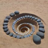 چینش هنرمندانه و هندسی سنگ