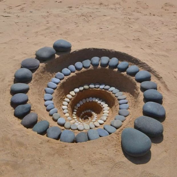 چینش هنرمندانه و هندسی سنگ
