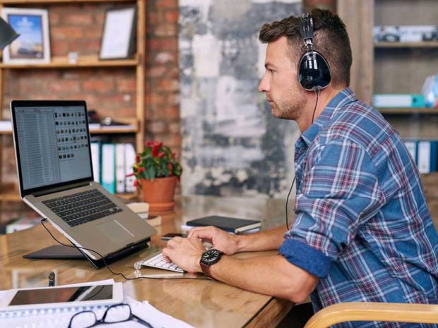 گوش دادن به موسیقی