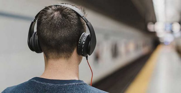 گوش دادن به موسیقی