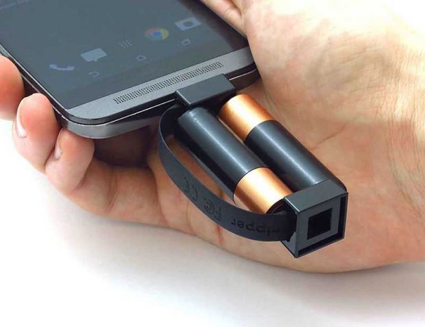 کوچکترین شارژر گوشی جهان که بدون برق هم کار میکند 4 کوچکترین شارژر گوشی جهان