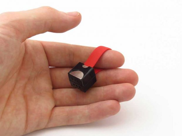 کوچکترین شارژر گوشی جهان که بدون برق هم کار میکند 2 کوچکترین شارژر گوشی جهان