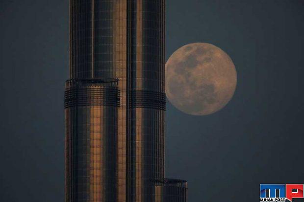 ابر ماه صورتی