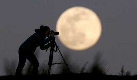 ابر ماه صورتی