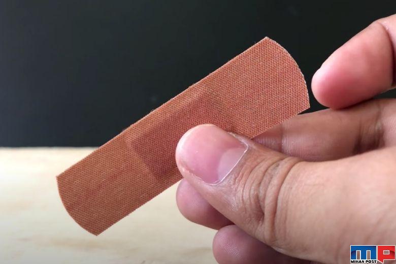 روش صحیح استفاده از چسب زخم که احتمالا تاکنون نمیدانستید 1 روش صحیح استفاده از چسب زخم