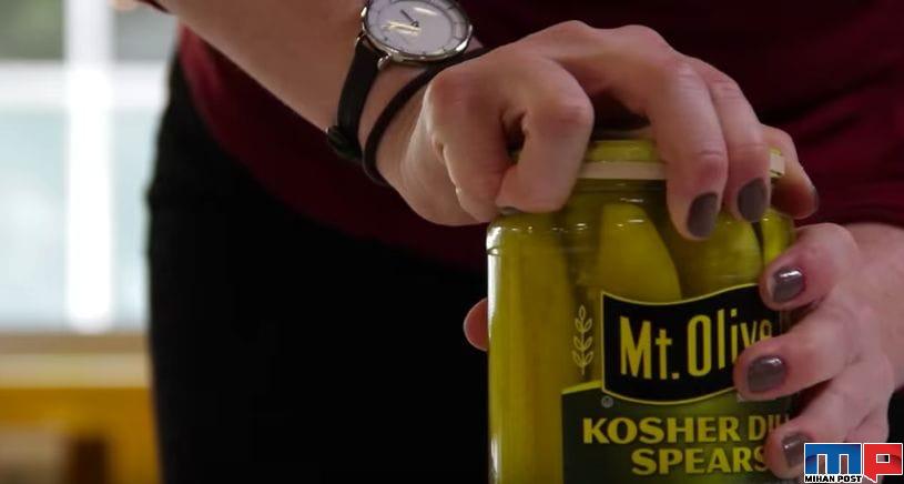 ترفند باز کردن در قوطی شیشه ای بدون استفاده از در بازکن 1 ترفند باز کردن در قوطی شیشه ای