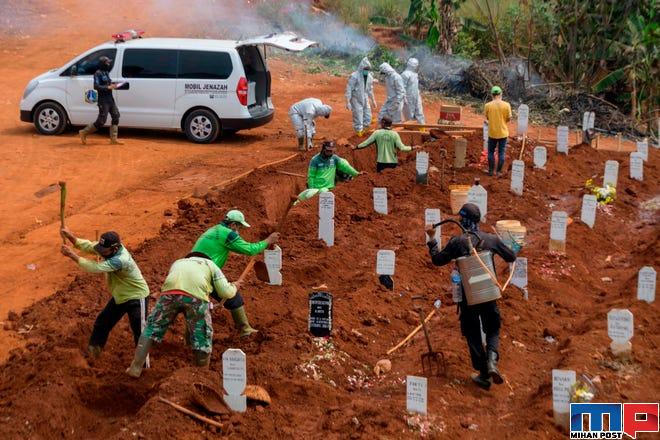 مجازات ماسک نزدن در اندونزی کندن قبر برای کشته شدگان 1 مجازات ماسک نزدن در اندونزی
