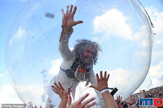 کنسرت با حباب های پلاستیکی در آمریکا برگزار شد + عکس 2 کنسرت با حباب های پلاستیکی