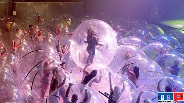 کنسرت با حباب های پلاستیکی