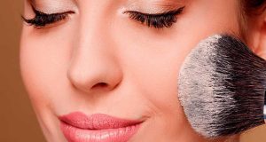چگونه آرایش چشم را با رژگونه و رژ لب ست کنیم؟
