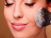 چگونه آرایش چشم را با رژگونه و رژ لب ست کنیم؟