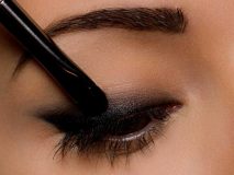 چگونه آرایش چشم را با رژگونه و رژ لب ست کنیم؟