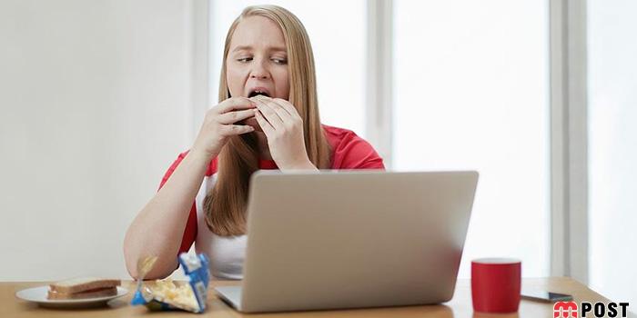 خوردن غذا هنگام کار با کامپیوتر چه خطراتی به همراه دارد؟ 47 خوردن غذا هنگام کار