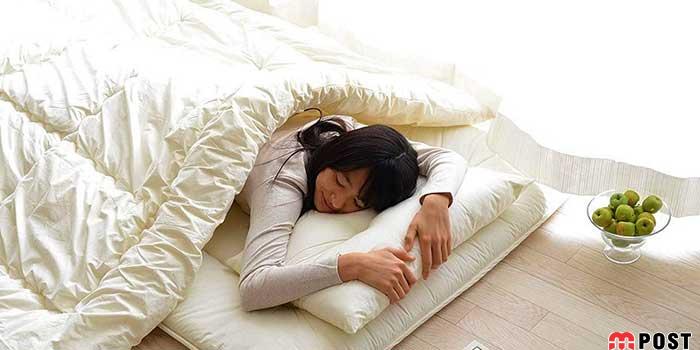 مهمترین نکات فواید خوابیدن روی زمین برای سلامتی بدن 1 فواید خوابیدن روی زمین