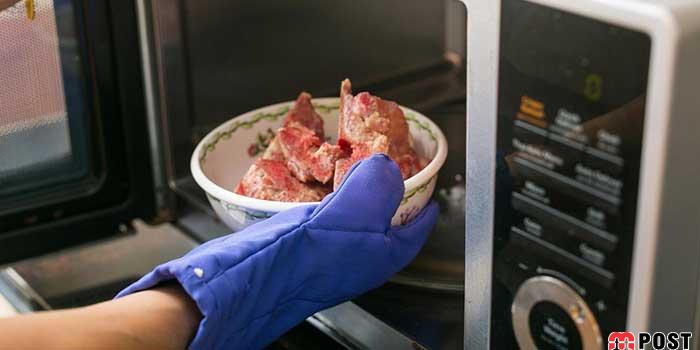 چرا نباید موادغذایی یخ زده را داخل مایکروفر بگذارید؟ 5 موادغذایی یخ زده