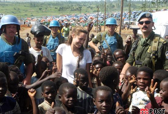 کارهای خیرخواهانه آنجلیا جولی که تغییرات بزرگی در جهان ایجاد کرد 7 کارهای خیرخواهانه آنجلیا جولی