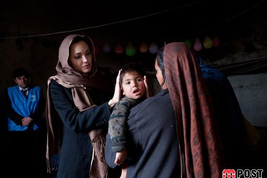 کارهای خیرخواهانه آنجلیا جولی که تغییرات بزرگی در جهان ایجاد کرد 8 کارهای خیرخواهانه آنجلیا جولی