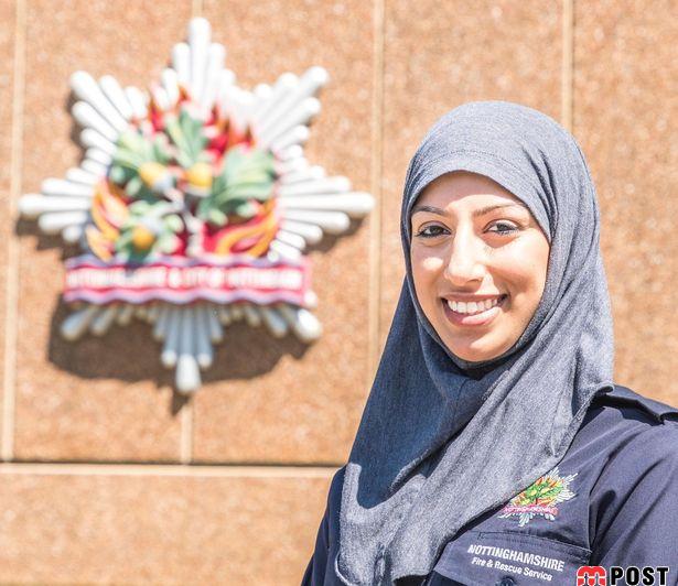 اولین زن آتش نشان مسلمان که در انگلیس خدمت می کند 4 اولین زن آتش نشان
