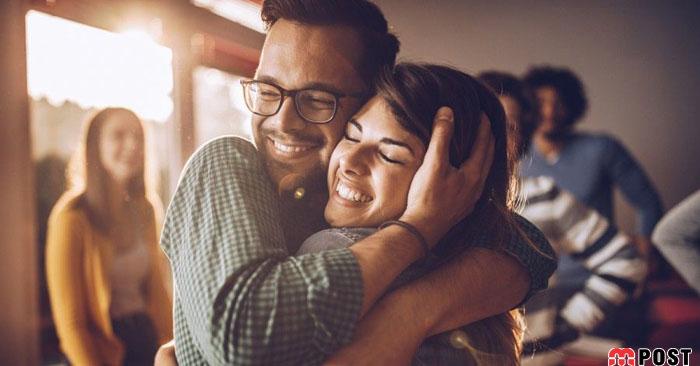 چرا نوازش و بغل کردن افرادی که دوستشان داریم، احساس خوبی دارد ؟ 1 فواید بغل کردن