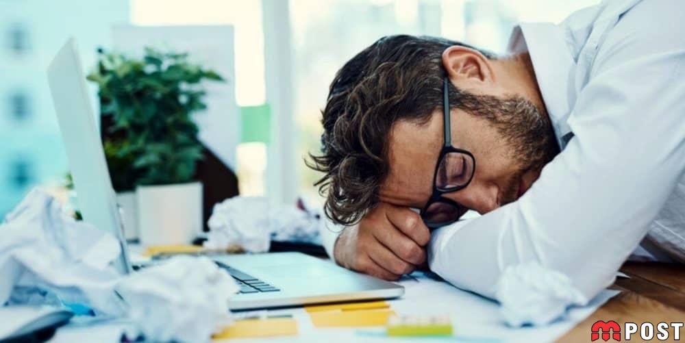 برای جلوگیری از خواب آلودگی روزانه چه باید کرد؟ راهنمای جامع و علمی برای حفظ بیداری و کاهش کسالت 1 خواب آلودگی روزانه